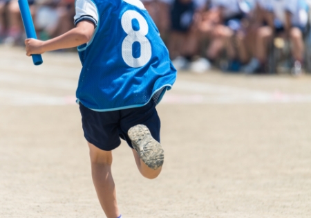 運動会で走る子ども