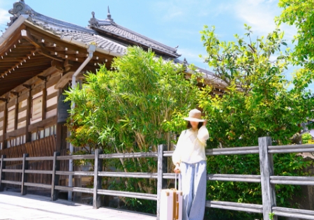旅行先の街を歩く女性