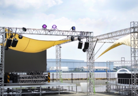 屋外ライブ会場のステージ