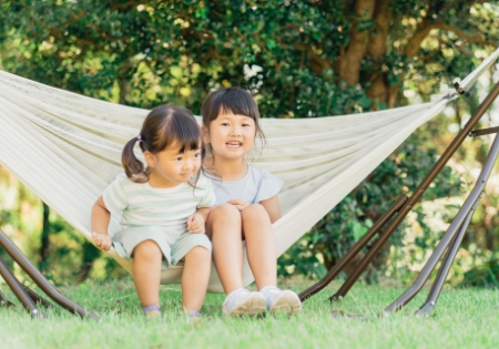 ハンモックに座る子どもたち