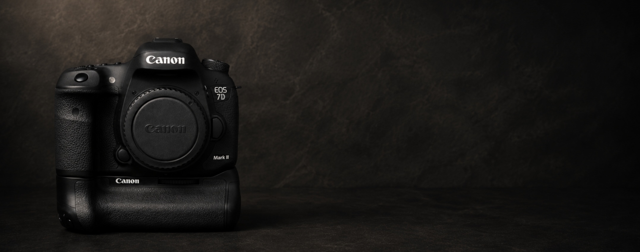 黒背景に置かれたCanonのカメラ